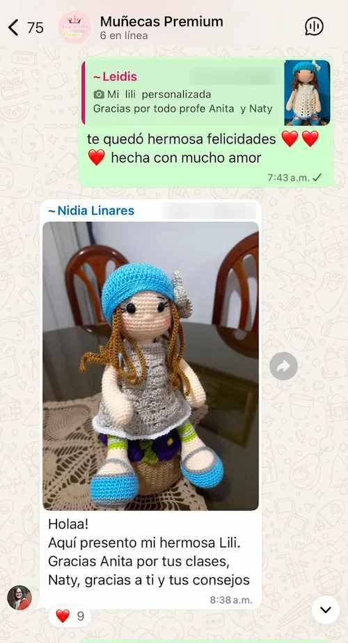 Alumna muestra su Muñeca Lily con gorro azul y agradece a la Profe Anita